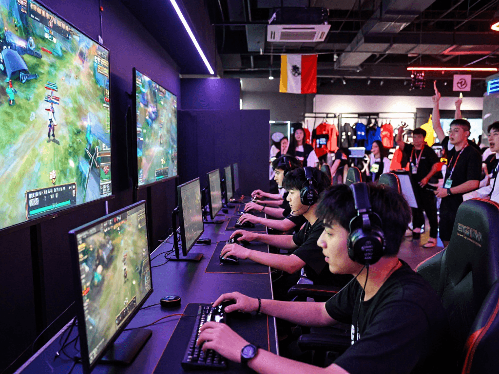 Polo4d dalam arena esports, para pemain muda berkompetisi dengan headset dan pengendali dalam suasana enerjik.